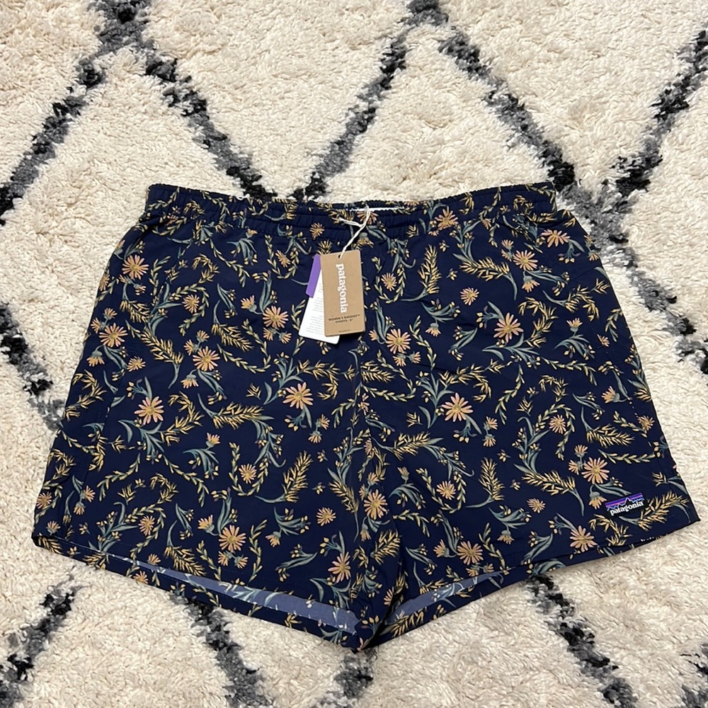 Navy Flower Patterned Patagonia Baggies Shorts 5” size Medium